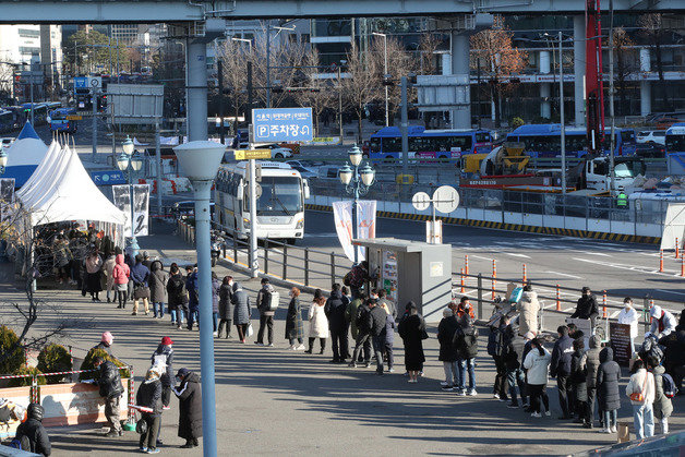 1일 오전 서울 중구 서울역 광장에 마련된 코로나19 임시선별검사소를 찾은 시민들이 검체 검사를 받기 위해 길게 줄지어 대기하고 있다. 2021.12.1/뉴스1 © News1