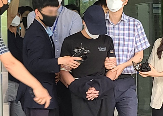 20개월 된 의붓딸을 학대, 살해한 혐의를 받는 정모씨가 지난 7월 14일 오후 대전지법에서 구속 전 피의자 심문(영장실질심사)을 받기 위해 대전 서구 둔산경찰서를 나오고 있다. 뉴스1