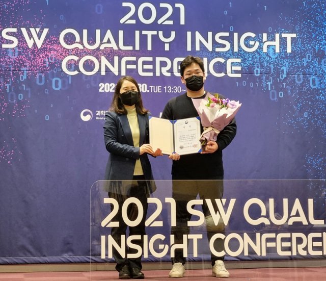 SW 시장성 테스트 및 개선 과제 부문 최우수상을 수상한 ㈜왓섭 김준태 대표(오른쪽) (출처=IT동아)