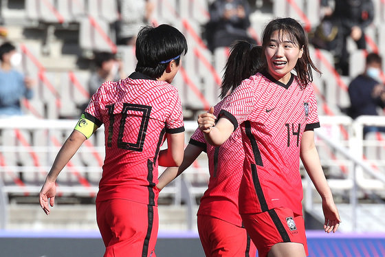 8일 오후 경기도 고양시 일산서구 대화동 고양종합운동장에서 열린 대한민국과 중국의 ‘도쿄 올림픽 여자축구 아시아지역 최종예선 플레이오프(PO) 1차전’ 홈경기에서 대한민국 강채림이 동점골을 넣고 환하게 웃고 있다. 2021.4.8/뉴스1 © News1