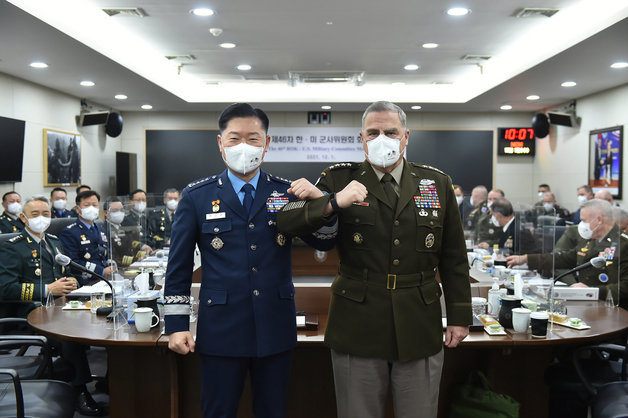 원인철 합참의장(왼쪽)과 마크 밀리 미군 합참의장이 1일 서울 용산구 합참 청사에서 열린 제46차 한미군사위원회의(MCM)에 앞서 서로 팔을 걸고 기념사진을 찍고 있다. (합참 제공) © 뉴스1