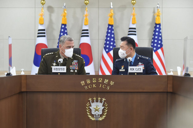 원인철 합참의장(오른쪽쪽)과 마크 밀리 미군 합참의장이 1일 서울 용산구 합참 청사에서 열린 제46차 한미군사위원회의(MCM)에 참석, 대화를 나누고 있다. (합참 제공) © 뉴스1