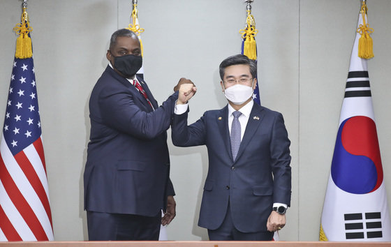 서욱 국방부 장관(오른쪽)과 로이드 오스틴 미국 국방장관. 2021.3.17/뉴스1 © News1 사진공동취재단