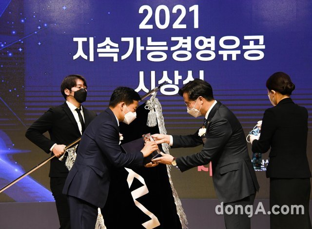 김상대 기아 기업전략실장(전무, 왼쪽 2번째)이 박진규 산업통상자원부 차관(왼쪽 3번째)으로부터 ‘2021 지속가능경영유공 정부포상’ 국무총리 표창을 수상하고 있다.