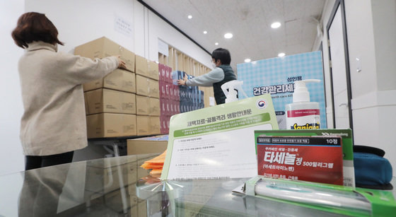 서울시 강남구보건소에서 재택치료 전담TF팀 관계자들이 재택치료 대상자들에게 제공될 키트를 정리하고 있다.2021.12.1/뉴스1 © News1