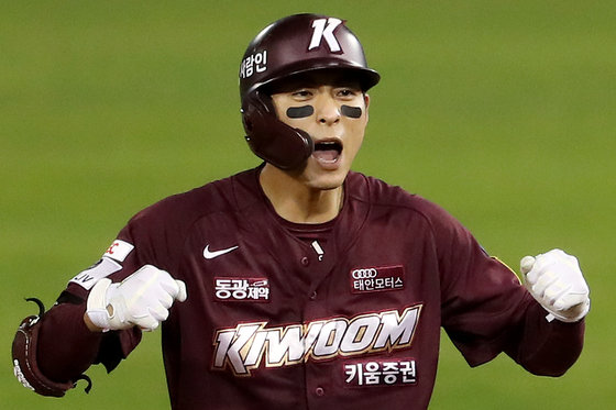 2일 오후 서울 송파구 잠실야구장에서 열린 프로야구 ‘2021 신한은행 SOL KBO 포스트시즌‘ 와일드카드 결정전 2차전 키움 히어로즈와 두산 베어스의 경기에서 5회초 2사 주자 만루 상황 키움 이정후가 3타점 적시타를 친 뒤 기뻐하고 있다. 2021.11.2/뉴스1 © News1