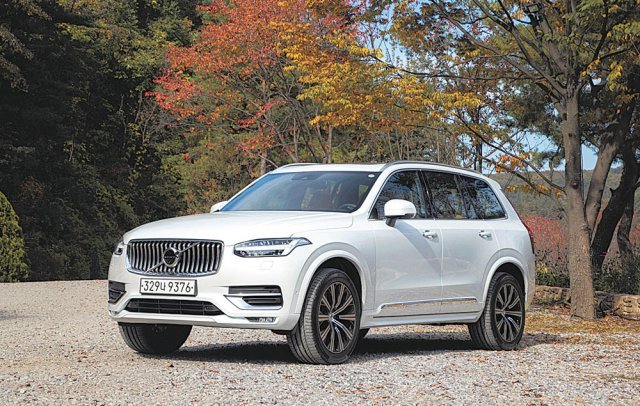 볼보 XC90 플러그인 하이브리드 모델은 가솔린 엔진의 318마력에 전기모터의 87마력을 더해 총 405마력에 이르는 강력한 성능을 제공한다. 볼보자동차코리아 제공