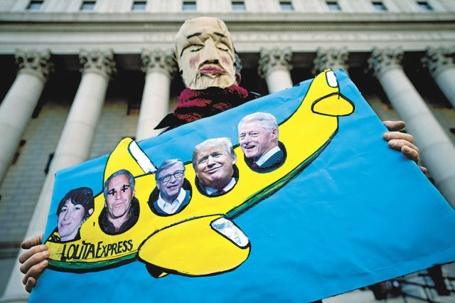 가면을 쓴 미국 뉴욕 시민이 지난달 29일 뉴욕 맨해튼 법원 앞에서 억만장자 제프리 엡스타인 사건 관련자들의 강력한 처벌을 요구하는 의미로 엡스타인의 비행기에 탔던 유명인의 얼굴이 그려진 플래카드를 들고 있다. 뉴욕=AP 뉴시스
