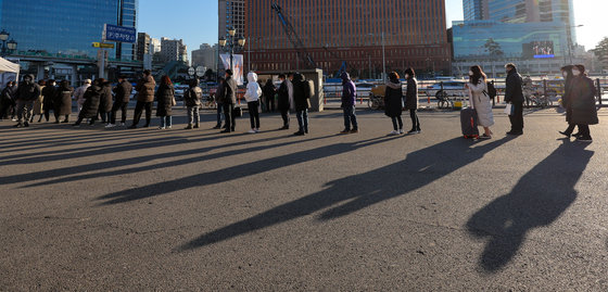2일 오전 서울역 광장에 마련된 중구 임시선별검사소에서 시민들이 줄 서 있다. 2021.12.2/뉴스1 © News1