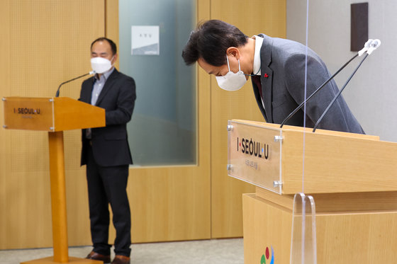 오세훈 서울시청이 2일 시청 브리핑룸에서 신종 코로나바이러스 감염증(코로나19) 대책을 발표하기에 앞서 인사하고 있다. 2021.12.2/뉴스1 © News1