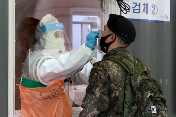 군 장병 코로나19 진단검사. 2021.2.24/뉴스1 © News1