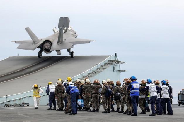 영국 해군 항공모함 ‘퀸 엘리자베스’에서 F-35B 스텔스 전투기가 출격하고 있다. (퀸 엘리자베스 트위터) © 뉴스1