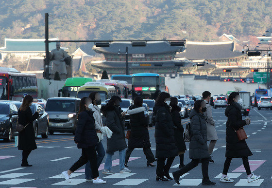 2일 오전 서울 광화문 네거리를 지나 출근길에 오른 시민들이 빠르게 걸음을 옮기고 있다. 2021.12.2/뉴스1 © News1