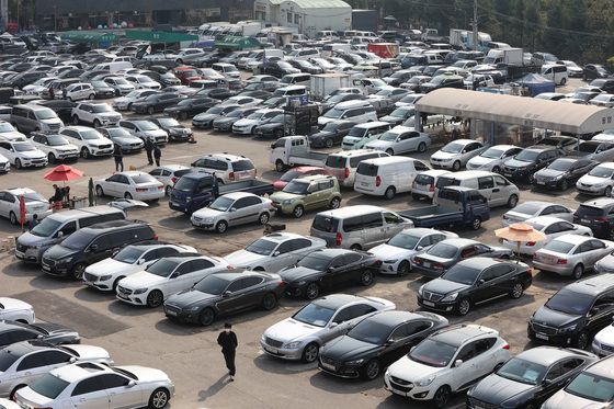 서울시내 한 중고차시장에 판매를 위한 중고차들이 주차돼 있다.  /뉴스1 © News1