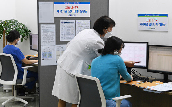 2일 재택치료 관리 의료기관인 서울 서대문구 동신병원에서 간호사들이 전화 통화로 체온·혈압·산소포화도 등 재택치료 중인 환자의 상태를 확인한 뒤 재택치료 시스템에 등록하고 있다. 2021.12.2/뉴스1 © News1