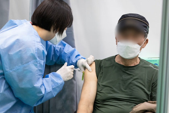 서울 동대문구 체육관에 마련된 코로나19 예방접종센터에서 어르신들이 백신 접종을 받고 있다.  2021.6.3/뉴스1 © News1