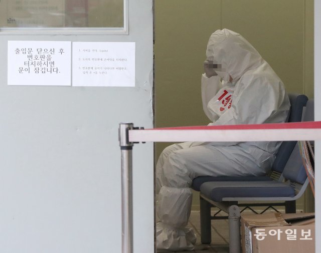 2일 서울 은평구 서울시립서북병원에서 코로나19 확진자가 CT검사를 마치고 대기하고있다.