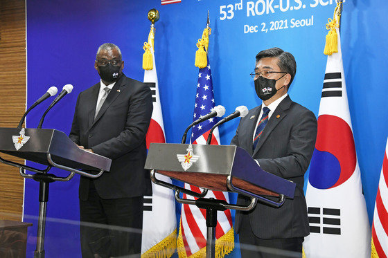 서욱 국방부 장관(오른쪽)과 로이드 오스틴 미국 국방장관이 2일 서울 용산구 국방부에서 열린 제53차 한·미 안보협의회의(SCM) 뒤 공동기자회견을 하고 있다. 2021.12.2/뉴스1 © News1 사진공동취재단