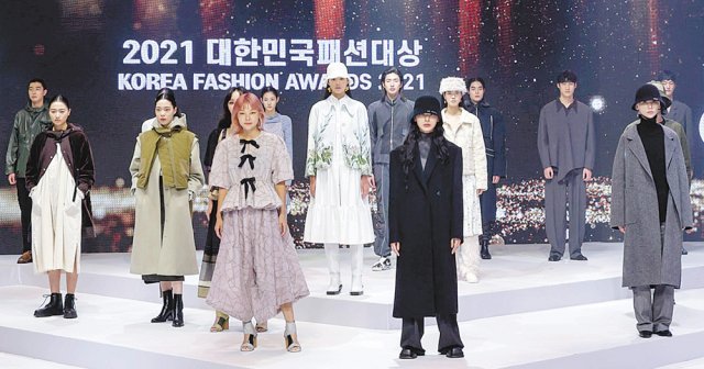 1일 서울섬유센터에서 대한민국패션대상 행사가 열렸다. 이날 선보인 ‘K 패션오디션’ 수상자들의 피날레 패션쇼. 한국패션산업협회 제공