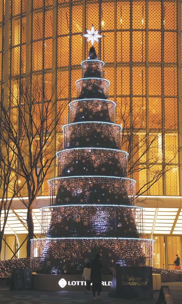 3만여 개 크리스털로 장식한 15m 높이 크리스마스트리.