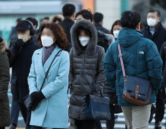 매서운 칼바람에 서울의 체감온도가 영하 8도까지 떨어진 1일  광화문네거리에서 시민들이 두꺼운 옷을 입고 출근하고 있다. 2021.12.1/뉴스1 © News1