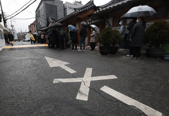 지난 2일 서울 종로구보건소 선별진료소에서 시민들이 검사 대기를 하고 있다. 뉴스1