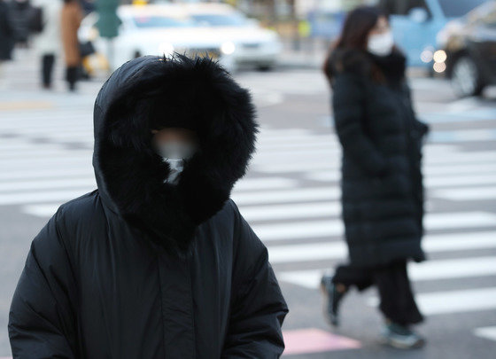 아침 기온이 영하권으로 떨어지면서 동장군이 기승을 부린 2일 오전 서울 광화문 네거리를 지나 출근길에 오른 시민들이 빠르게 걸음을 옮기고 있다. 2021.12.2/뉴스1 © News1