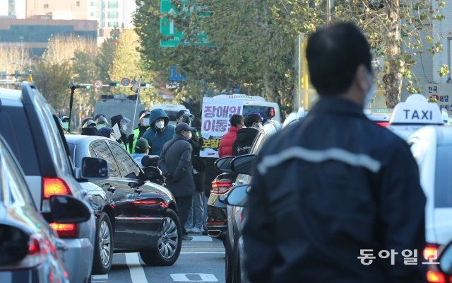 장애인 기습 시위
3일 오전 서울 마포구 공덕오거리가 장애인 단체의 긴급 시위로 교통 정체가 일어나고 있다.