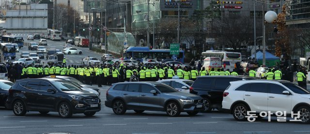 장애인 기습 시위
3일 오전 서울 마포구 공덕오거리가 장애인 단체의 긴급 시위로 교통 정체가 일어나고 있다.
