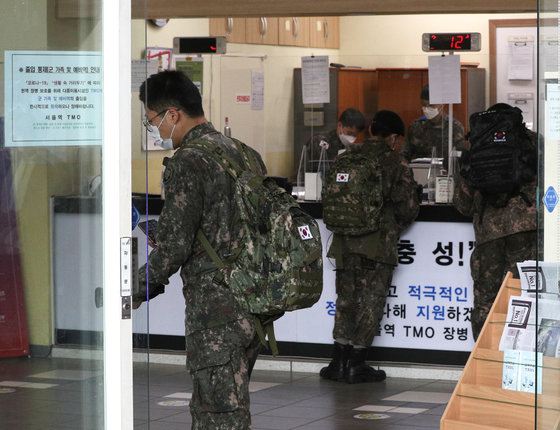 군 장병들이 서울역 여행장병라운지(TMO)를 이용하고 있다. 2021.11.1/뉴스1 © News1