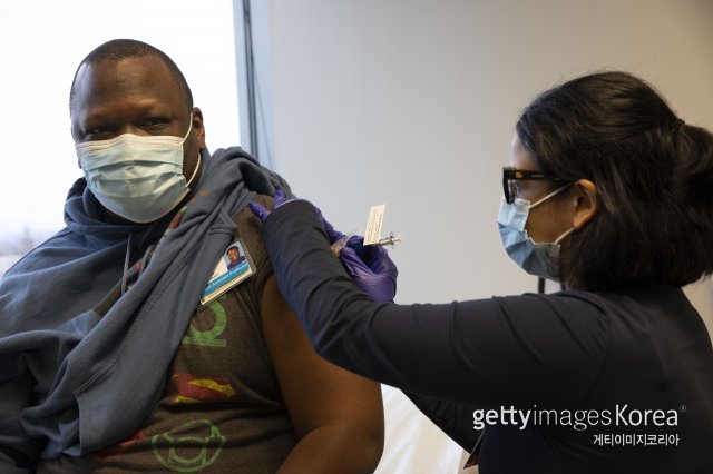 지난 2월 미국 워싱턴주 시애틀의 한 시민이 노바백스 코로나19 백신 3차 임상 시험을 진행 중이다. ⓒ게티이미지코리아