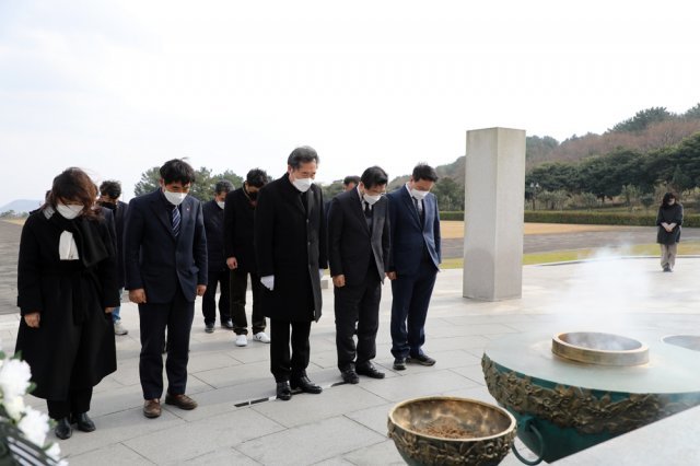 이낙연 전 더불어민주당 대표가 3일 오전 제주4·3평화공원에서 참배를 하고 있다.2021.12.3/뉴스1 © News1