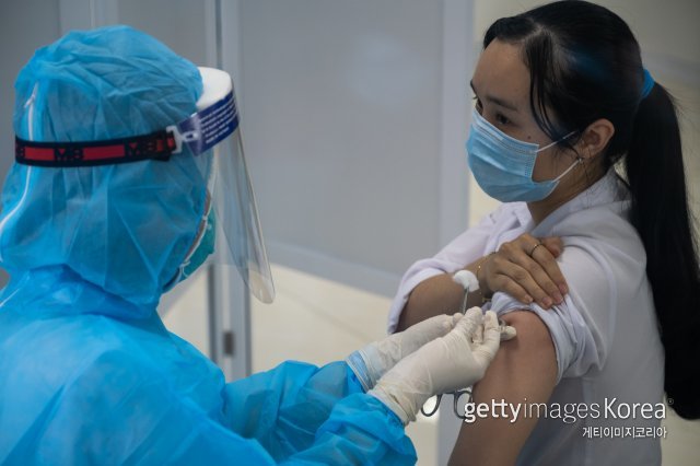 기사와 직접적 관련 없는 참고사진. 지난 3월 베트남 하노이의 국립병원에서 한 직원이 백신을 접종하고 있다. ⓒ게티이미지코리아