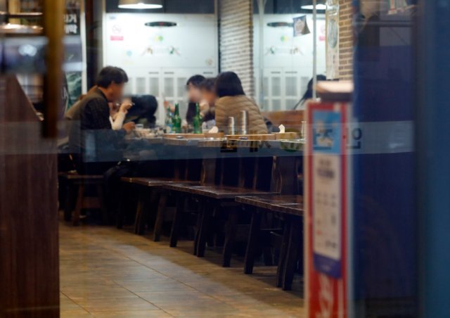 코로나19 신규 확진자 수가 5,000명을 넘어선 1일 저녁 서울 종로구의 한 식당이 한산한 모습을 보이고 있다. 일부 직장인들은 다시 송년회나 회식 일정을 하나둘씩 취소하고 있는 것으로 알려졌다. 2021.12.01. 뉴시스