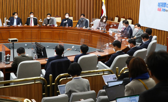 30일 오후 국회에서 국민의힘 초선 의원 총회가 열리고 있다. 2021.11.30/뉴스1 © News1