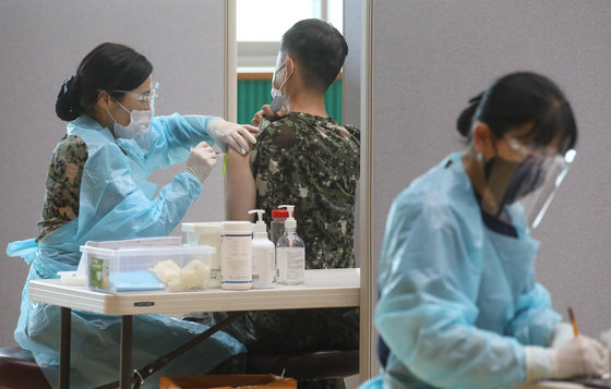 군 장병 코로나19 백신 접종. 2021.6.24/뉴스1 © News1 국회사진취재단