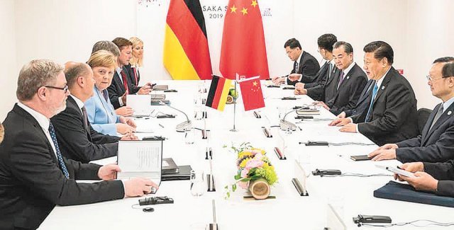 2019년 6월 주요 20개국(G20) 정상회의 참석차 일본 오사카를 방문한 앙겔라 메르켈 독일 총리(왼쪽에서 세 번째),
 올라프 숄츠 신임 독일 총리 후보자 겸 당시 재무장관(왼쪽에서 두 번째)가 시진핑 중국 국가주석(오른쪽에서 두 번째)과 
정상회담을 갖고 있다. 숄츠 후보자는 지난달 24일 발표한 연정 합의문에 신장위구르, 대만 문제 등을 거론하면서 메르켈 시기의 
친중 정책과는 다른 노선을 취할 뜻을 예고했다. 사진 출처 페이스북