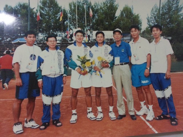 1996년 이탈리아 시실리 유니버시아드 테니스 복식에서 우승한 윤용일(오른쪽에서 네 번째)-이형택과 포즈를 취한 김두환 이사장(오른쪽에서 세 번째).