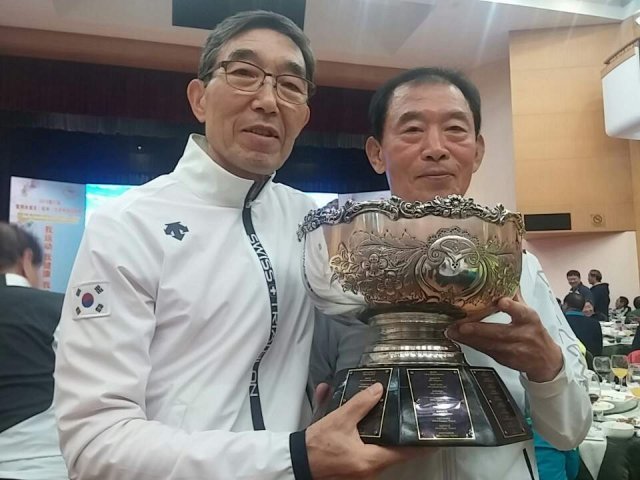 김두환 이사장(왼쪽)이 한 시니어국제테니스대회에서 우승한 뒤 트로피를 들고 있다. 김두환 이사장 제공.