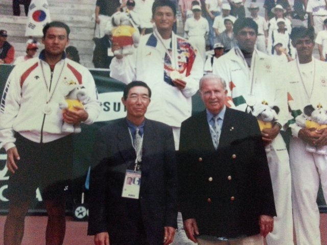 1998년 방콕 아시아경기 테니스 남자 단식에서 우승한 윤용일 시상식에 참석한 김두환 이사장(앞줄 왼쪽).