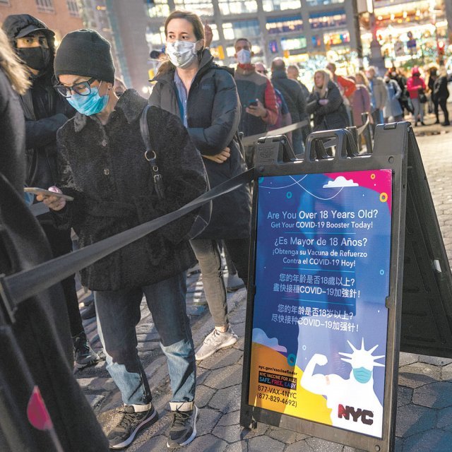 美도 오미크론 확산… 부스터샷 접종 행렬 2일(현지 시간) 미국 뉴욕 맨해튼 센트럴파크 인근 코로나19 백신 접종소에서 시민들이 줄을 서서 차례를 기다리고 있다. 뉴욕=AP 뉴시스