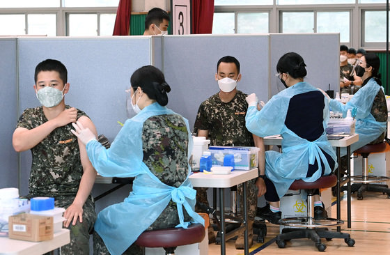 군 장병 코로나19 백신 접종. 2021.6.24/뉴스1 © News1