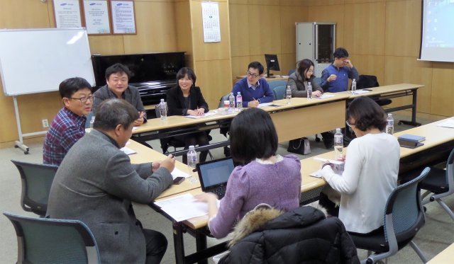 한국형 표준 자살예방교육 프로그램 ‘보고 듣고 말하기’를 만든 임세원 교수, 그의 동료들과 함께 프로그램 개선 회의 중인 권순정 교관. 권순정 교관 제공