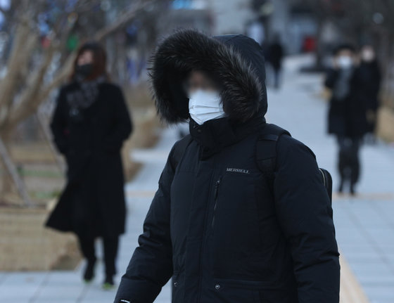 매서운 칼바람에 서울의 체감온도가 영하 8도까지 떨어진 가운데 1일 오후 서울 광화문네거리에서 시민들이 두꺼운 옷을 입고 출근하고 있다. 기상청은 내일 서울 아침 기온이 영하 4도까지 떨어지며 오늘보다 더 추울 것으로 예보했다. 2021.12.1/뉴스1 © News1
