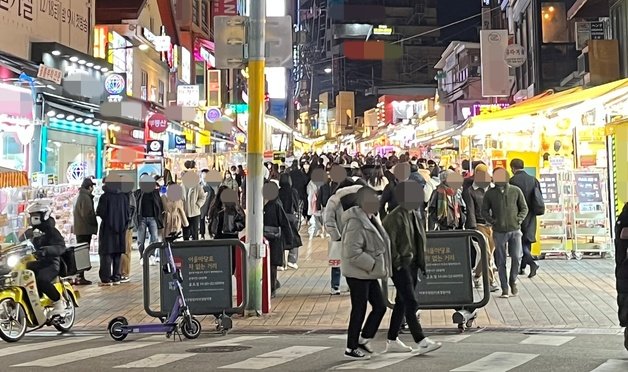 4일 오후 7시쯤 서울 마포구 홍대거리 모습. © 뉴스1