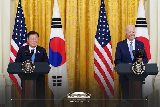 문재인 대통령과 조 바이든 미국 대통령이 한미정상회담 뒤 백악관 이스트룸에서 공동 기자회견을 하고 있다.(청와대 페이스북) 2021.5.22