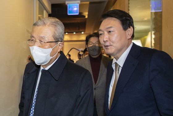 윤석열 국민의힘 대선 후보(오른쪽)와 김종인 전 국민의힘 비상대책위원장 © News1