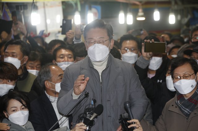 5일 더불어민주당 이재명 대선 후보가 전북 정읍시  샘고을시장을 찾아 현장연설을 하며 지지를 호소 하고 있다.