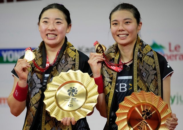 5일 2021세계배드민턴연맹(BWF) 월드투어 파이널 여자 복식에서 우승한 김소영(오른쪽)과 공희용이 메달과 트로피를 들어 보이며 활짝 웃고 있다. 발리=AP 뉴시스