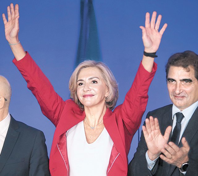 4일 프랑스 제1야당인 우파 공화당의 대통령 선거 후보로 선출된 발레리 페크레스 일드프랑스 주지사(왼쪽). 파리=AP 뉴시스